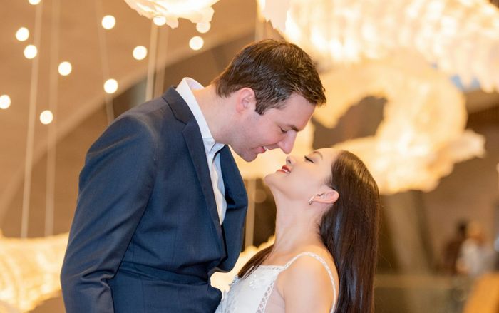 'Nàng dâu' Lan Phương xinh đẹp rạng rỡ, tình tứ hôn chồng Tây giữa chốn đông người