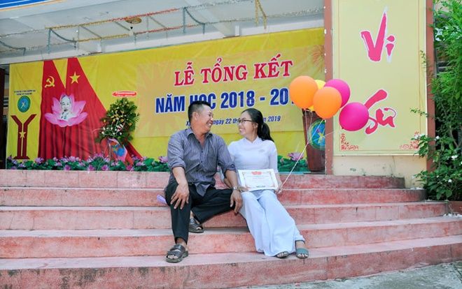 Người cha 11 năm cầm bóng bay tới lễ bế giảng xem con gái được nhận thưởng gây xúc động mạnh