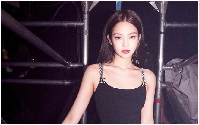 Hết váy áo xuyên thấu Jennie (BlackPink) chuyển qua mặc trang phục bó sát để khoe body huyền thoại không phần trăm mỡ thừa