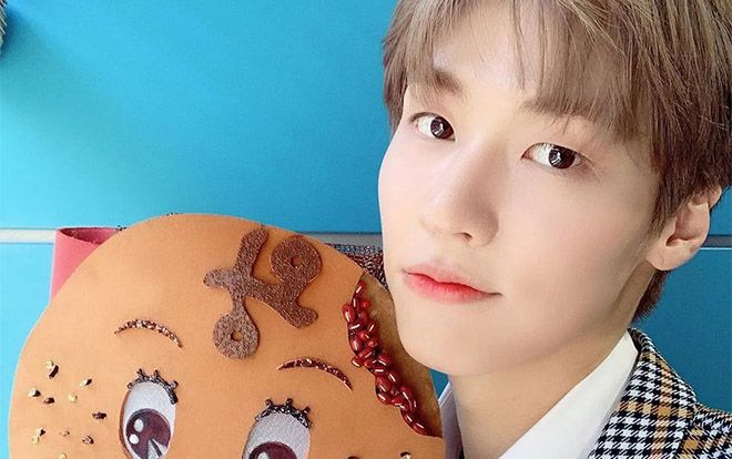 Nam idol giả vờ nói chuyện điện thoại giúp fan thoát khỏi kẻ bám đuôi lúc 3 giờ sáng