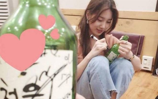 Đây là lý do vì sao Suzy ký tên lên các chai Soju trong buổi gặp gỡ đoàn làm phim 'Vagabond'