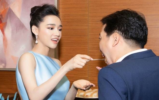 Nhã Phương tình tứ đút đồ ăn cho Trường Giang giữa sự kiện khiến fan thích thú