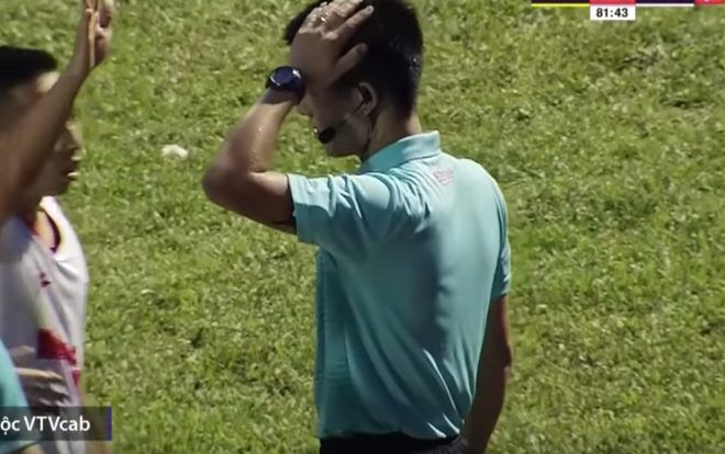 Clip: CĐV Nam Định tấn công trọng tài vì bị từ chối bàn thắng