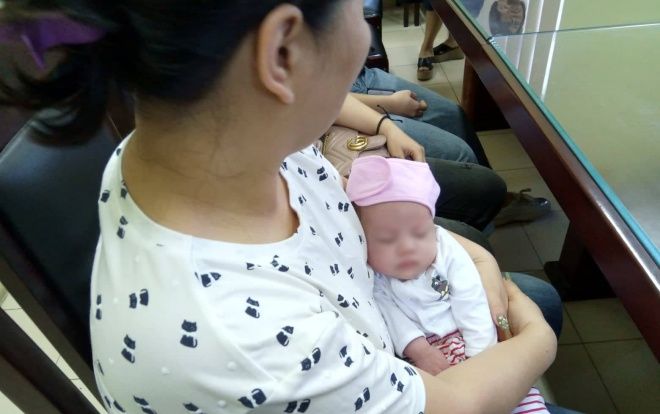 Người mẹ 20 tuổi quay lại nhận con sau một tuần bỏ rơi trước cửa nhà tập thể kèm lá thư ‘không có điều kiện nuôi’