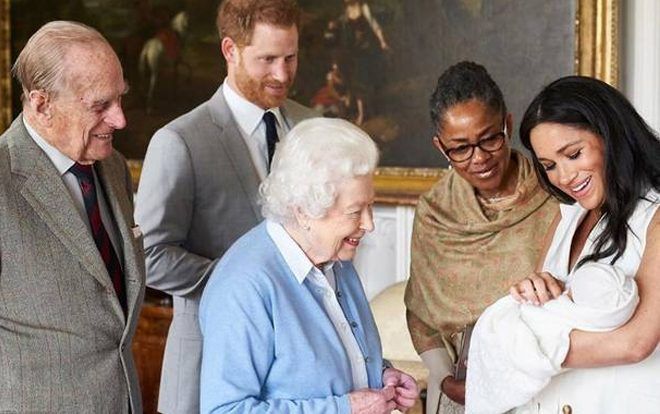 Công nương Meghan Markle lại phá quy tắc hoàng gia khi làm điều này