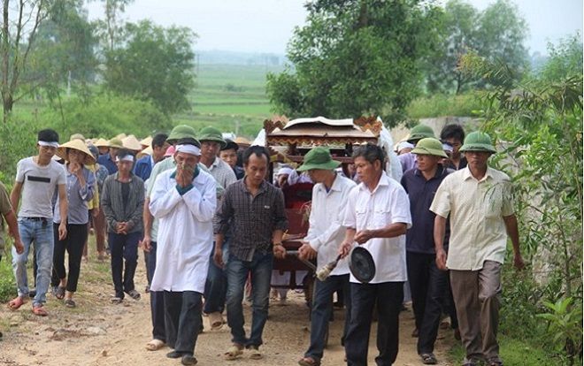 Tan thương phủ kín quê nghèo 5 học sinh tử vong do đuối nước: 'Hôm trước nó còn khoe được học sinh giỏi, vậy mà…'