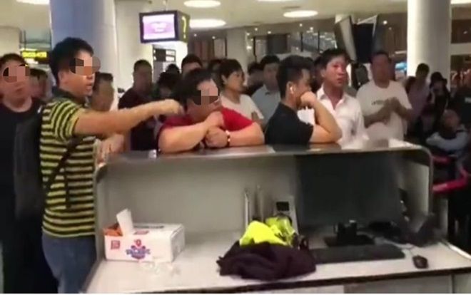 Hành khách bắt nhân viên sân bay phải quỳ gối xin lỗi vì bị trễ chuyến quá lâu