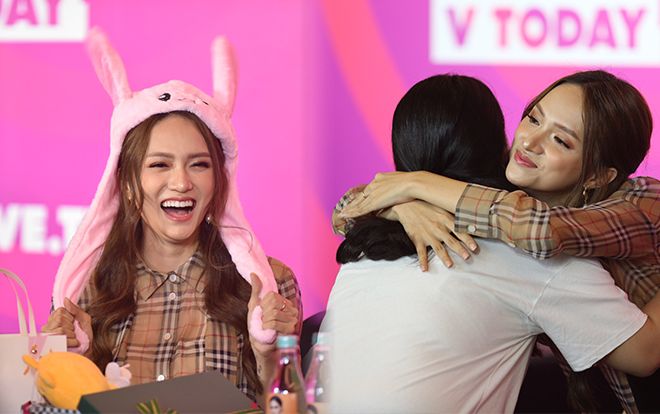 Hương Giang trong buổi fansign đầu tiên sự nghiệp: Ôm chặt từng fan, hỏi han sức khoẻ và vô vàn khoảnh khắc quyến luyến quá đỗi