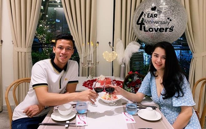 Quế Ngọc Hải ngọt ngào bên Hoa khôi Vinh trước ngày lên Tuyển