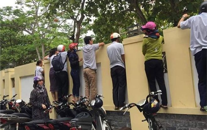 Loạt ảnh phụ huynh trèo lên bậc tường đợi con thi gây xúc động: Đến lúc này mới hiểu tấm lòng cha mẹ