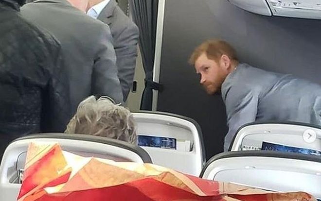 Hành khách bất ngờ khi thấy Hoàng tử Harry trên chuyến bay thương mại và 'trông rất mệt mỏi'