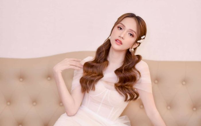 Hương Giang khoe đôi chân dài tựa 'kiếm Nhật' trong chiếc váy mỏng manh e ấp