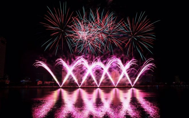 Chùm ảnh: Đà Nẵng lung linh, huyền ảo trong đêm khai mạc lễ hội pháo hoa quốc tế 2019