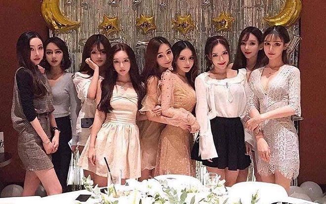 Bức ảnh 9 cô gái xinh đẹp này có gì đặc biệt mà khiến dân tình cãi nhau ỏm tỏi cả lên?