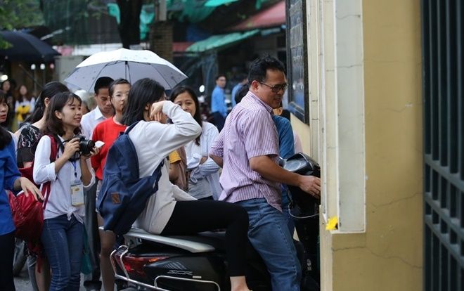 Buổi thi đầu tiên vào lớp 10 ở điểm thi trường Chu Văn An và Phan Đình Phùng Hà Nội