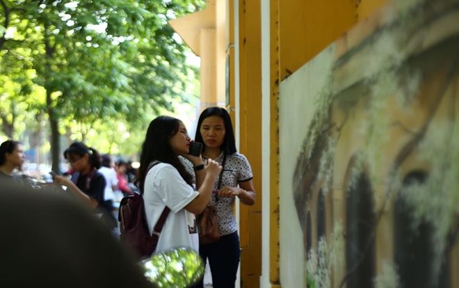 Nữ sinh đến trễ cả 30 phút trong buổi chiều thi môn Toán vào lớp 10 ở Hà Nội