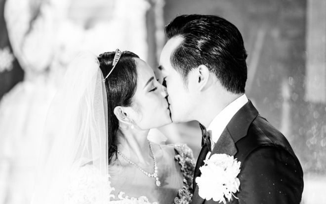 Khoảnh khắc ngọt ngào trong đám cưới: Dương Khắc Linh trao nhẫn cho cô dâu Sara Lưu, nói lời hẹn ước trăm năm