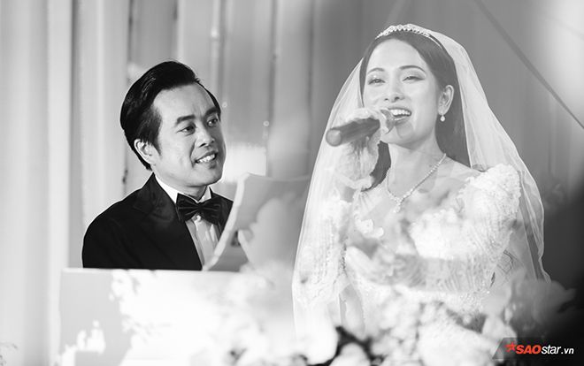 Cập nhật từ đám cưới Dương Khắc Linh - Sara Lưu: Khoảnh khắc cô dâu nghẹn ngào hát ca khúc mới, chú rể ngọt ngào đệm đàn piano