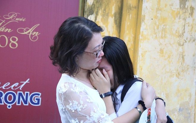 Những hình ảnh xúc động trong ngày đầu tiên thi tuyển sinh vào lớp 10