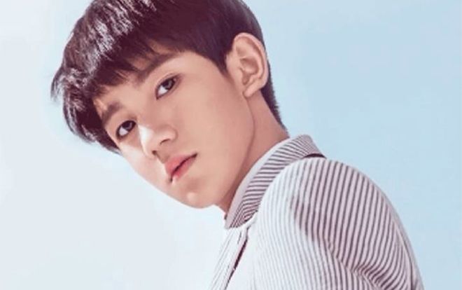 Sau scandal hút thuốc, Vương Nguyên cô đơn, lẻ loi đi ăn một mình