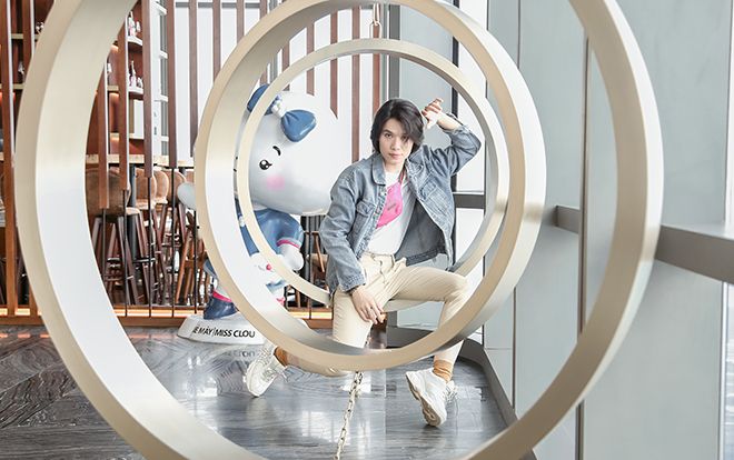 Quang Trung điêu đứng với bản cover 'Em gái mưa' vượt chướng ngại vật và… chạy đành đạch khắp bậc thang