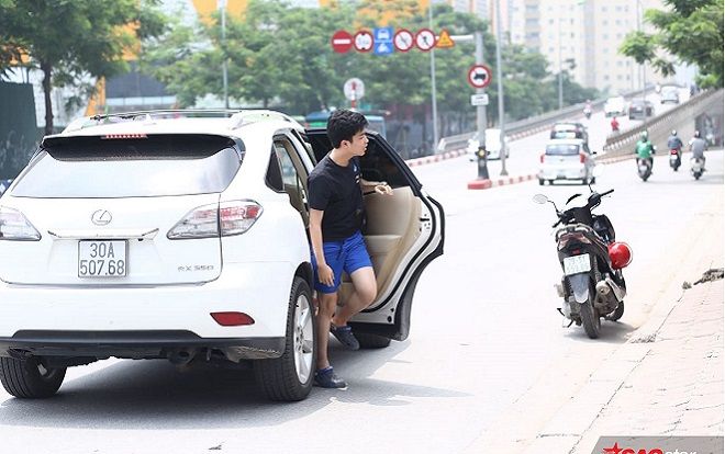 Cận cảnh dàn xế hộp đắt tiền đưa các thí sinh Hà Nội tới điểm thi vào lớp 10 trường chuyên