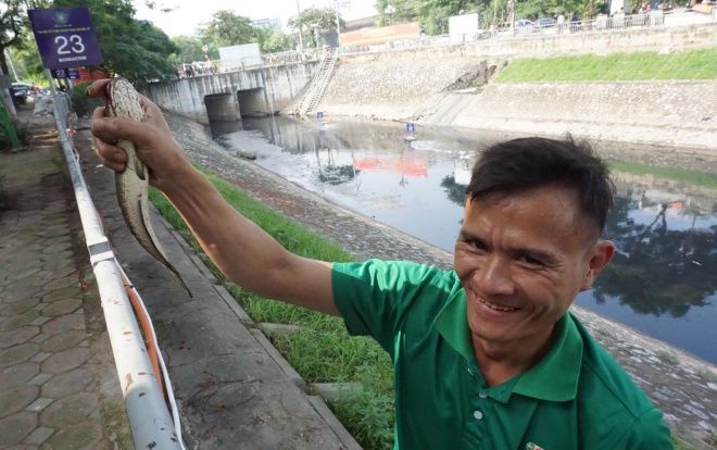 Dân Hà Nội thư thái câu cá, mắc võng trải đệm nghỉ ngơi sau khi sông Tô Lịch được làm sạch bằng công nghệ Nhật