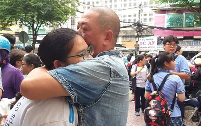 Cha ôm con, rớt nước mắt sau giờ thi Toán tuyển sinh lớp 10: 'Không sao không sao con, nào đi về nhà nào!'