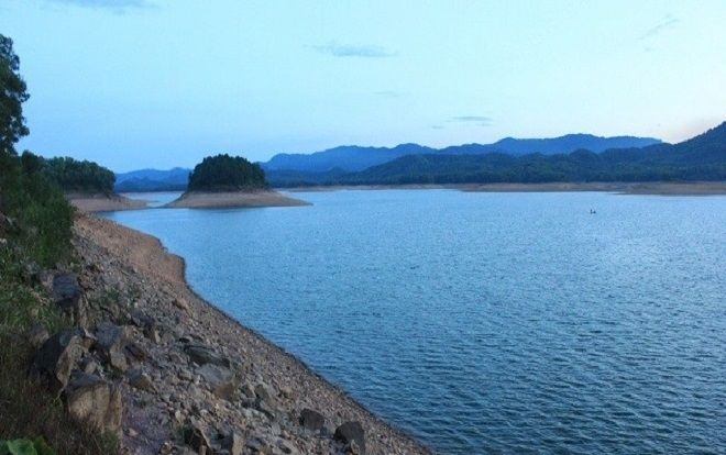 Bố mẹ vắng nhà, 2 bé gái đi chơi không may trượt chân ngã xuống hồ tử vong thương tâm