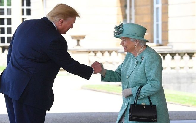 Diện kiến Nữ hoàng Anh, Tổng thống Trump lại bắt tay theo kiểu lạ