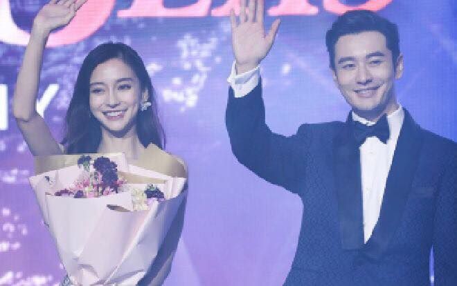 Những phản ứng trái chiều của dân mạng Trung khi thấy Huỳnh Hiểu Minh nâng váy cho Angelababy