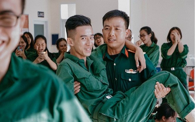 Có ai ngờ thầy giáo quân sự cũng ngọt ngào, vui tính thế này trong bộ ảnh ‘Những người thầy của chúng ta’ của sinh viên Tôn Đức Thắng