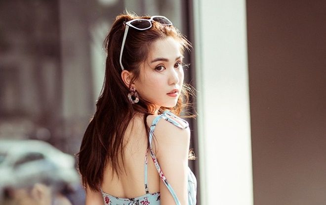 Vừa ồn ào với váy áo hở hang, Ngọc Trinh đã vội thanh minh: ‘Lúc ngây thơ không ai bằng’