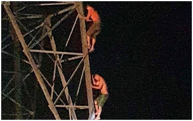 Giải cứu 2 anh em trèo lên cột điện cao thế trong đêm mưa