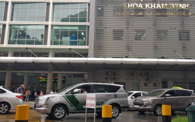 Xót xa cháu bé đi khám bệnh bị ô tô tông nguy kịch ngay trước cổng bệnh viện