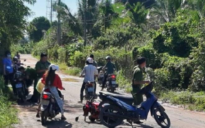 Chồng chặn xe, dùng dao sát hại vợ trước mặt con nhỏ rồi treo cổ tự tử