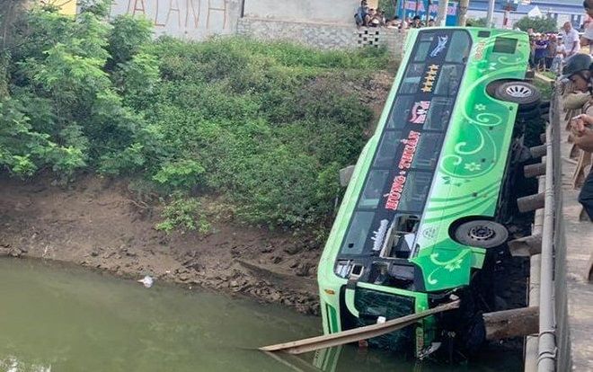 Tài xế buồn ngủ lao thẳng xe khách xuống sông khiến 2 người tử vong, 8 người bị thương