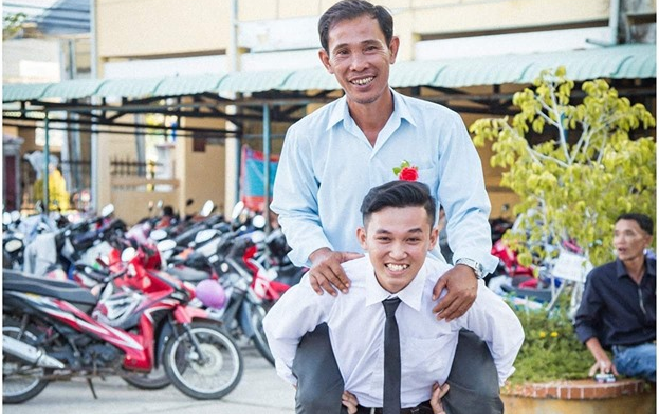 'Cha! Lên con cõng cha nhé' và hình ảnh đẹp nhất trong buổi lễ tri ân cuối năm học gây xúc động