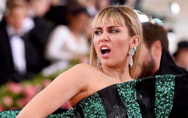 Sau khoảnh khắc đáng sợ bị cưỡng hôn, giật tóc: Fan hả hê vì cuối cùng Miley Cyrus cũng đã lên tiếng cực gắt!