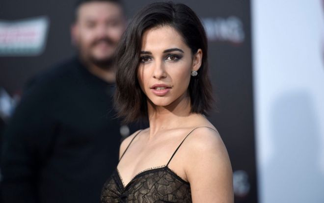 Gu thời trang đầy thanh lịch, kiêu sa của nàng công chúa Jasmine Naomi Scott