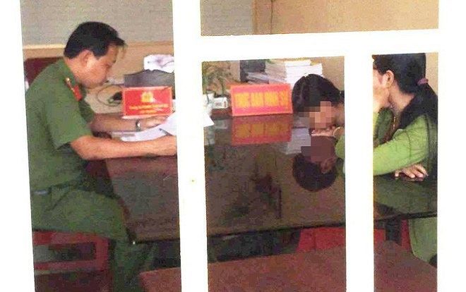 Khởi tố người đàn ông dâm ô bé gái lớp 4 rồi quỳ gối xin lỗi mẹ nạn nhân tại trường