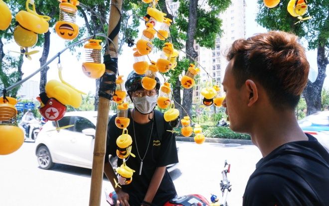 Một tuần sau cơn sốt lò xo mặt cười ở Hà Nội: Nhà nhà đi 'làm giàu' theo trend, mua thì ít bán ngày càng nhiều