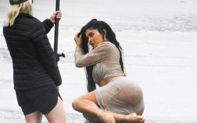 Kylie Jenner mặc váy ướt nhẹp, khoe trọn vòng 3 cực khủng trên bãi biển