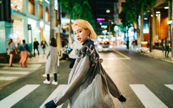 Cắt tóc ngắn, nhuộm bạch kim cực lạ, Thiên Nga The Face tung bộ ảnh lạc lối tại Seoul