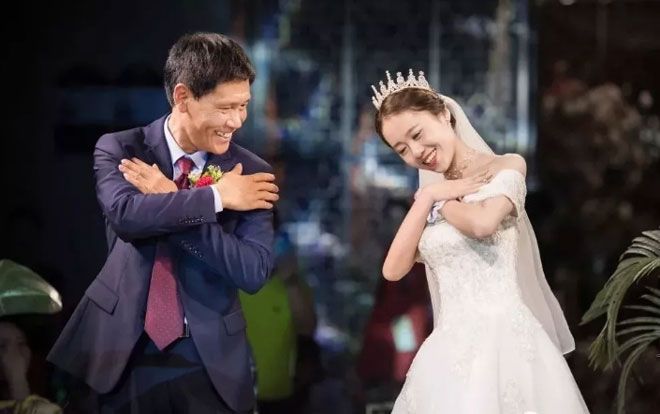 Cô dâu và bố múa trong đám cưới, chú rể xúc động tới nỗi bật khóc