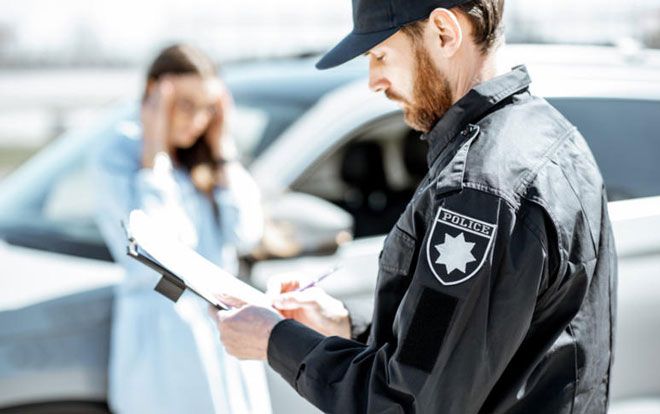 Nữ tài xế bị cảnh sát giao thông lập biên bản vì quá xinh đẹp