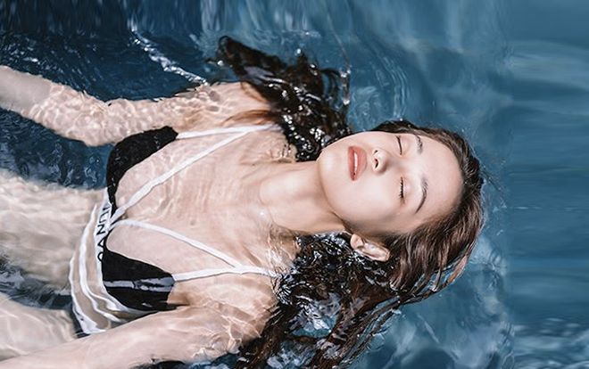 Chịu khó diện bikini và đồ trễ nải khoe vòng 1, thế nhưng, Jun Vũ tuyên bố nâng ngực là để….