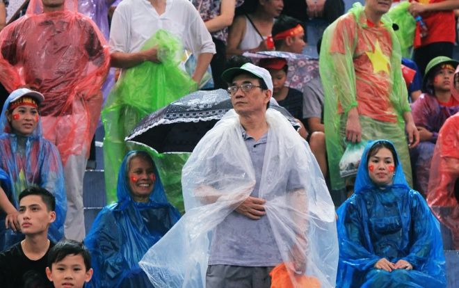 Đội mưa lớn, hàng nghìn cổ động viên lấp đầy SVĐ Phú Thọ cổ vũ cho U23 Việt Nam