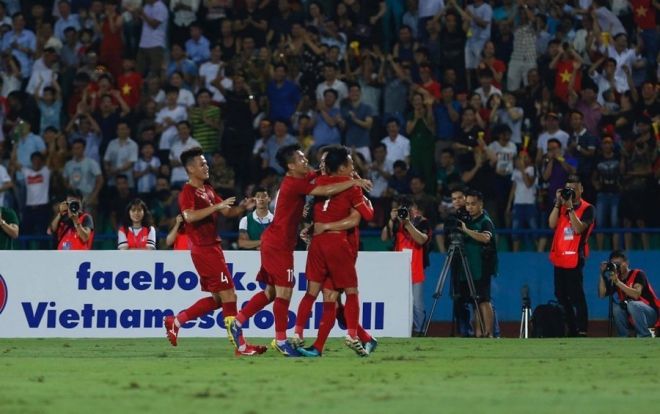 Hàng nghìn người đội mưa, sấm sét chứng kiến U23 Việt Nam thắng dễ Myanmar