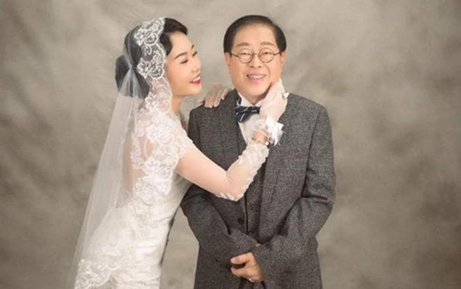 Nữ ca sĩ 9x xúc động trong ngày thành hôn với đại gia 71 tuổi